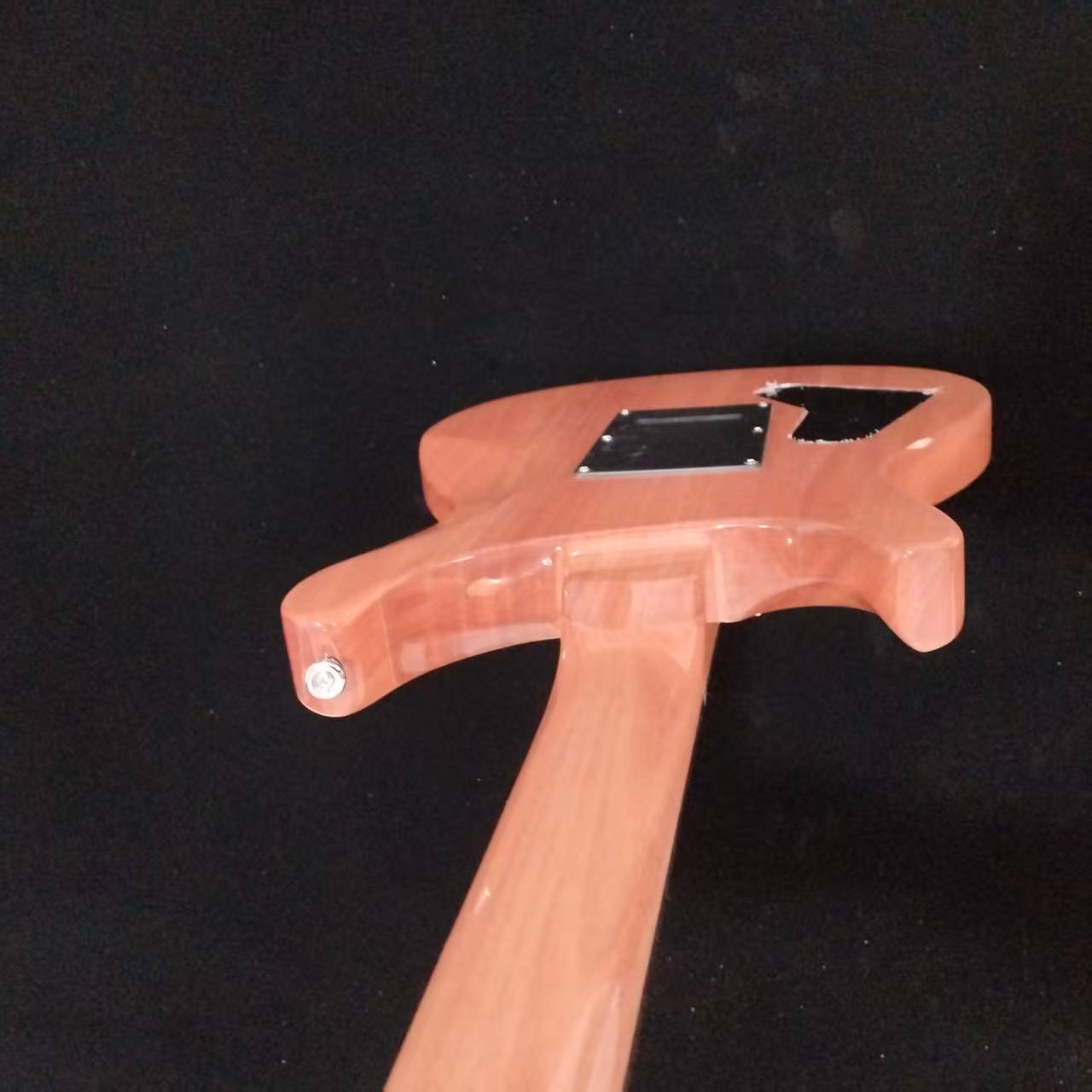 Green tiger-patterned design, electric guitar with a rosewood body; the sound is rich and full; for more details and images, please contact customer s