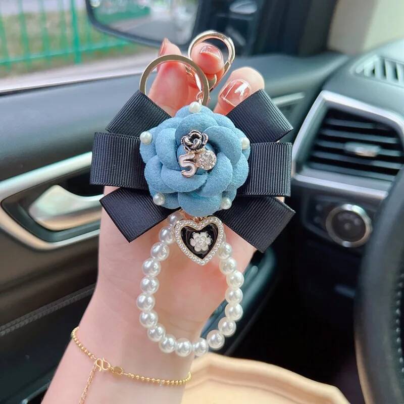 Creative thread with camellia keychain, pearl chainfashionable European and American style, personalized bag decoration pendant
