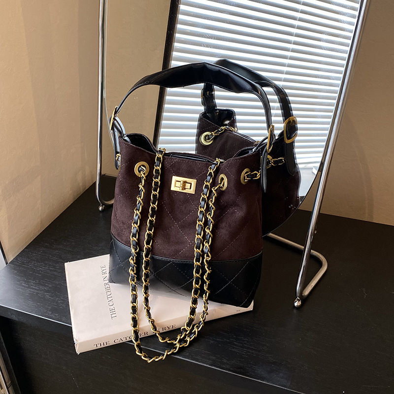 new Free delivery designer shoulder bag Simple and stylish commuting handbag for daily leisure and comfort