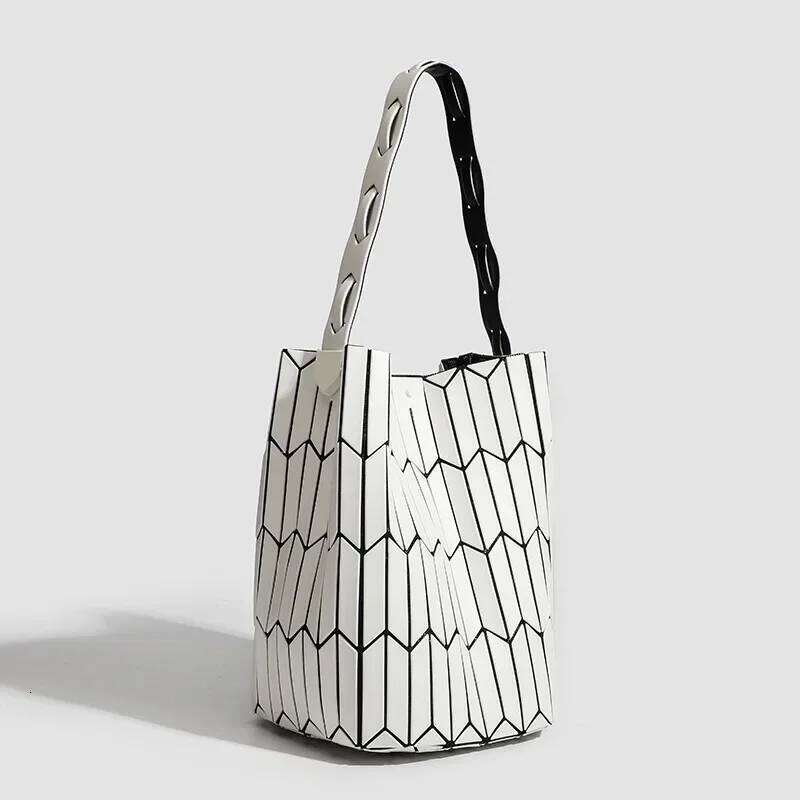 2025 New Trendy Geometric Pattern Bucket Color Block Handbag Shoulder Underarm Bag Vegetable Basket Design PVC Material