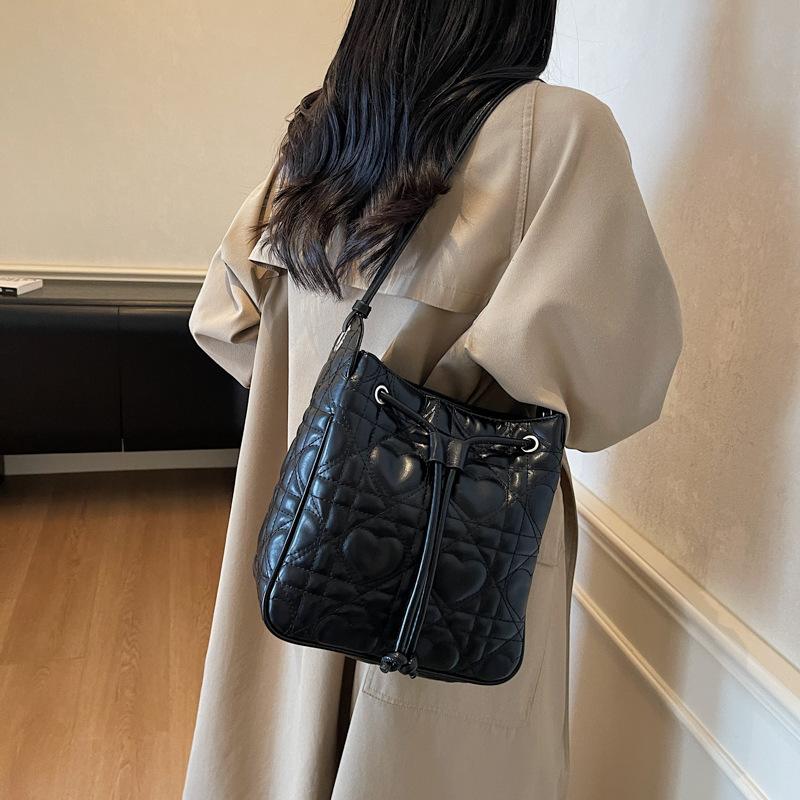 Fashionable large capacity underarm bag with drawstring design, bucket bag, autumn and winter new item, heart-shaped design, women's shoulder bag