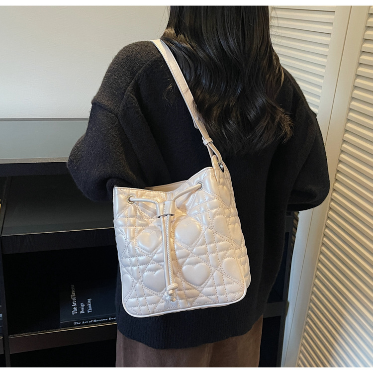 Fashionable large capacity underarm bag with drawstring design, bucket bag, autumn and winter new item, heart-shaped design, women's shoulder bag