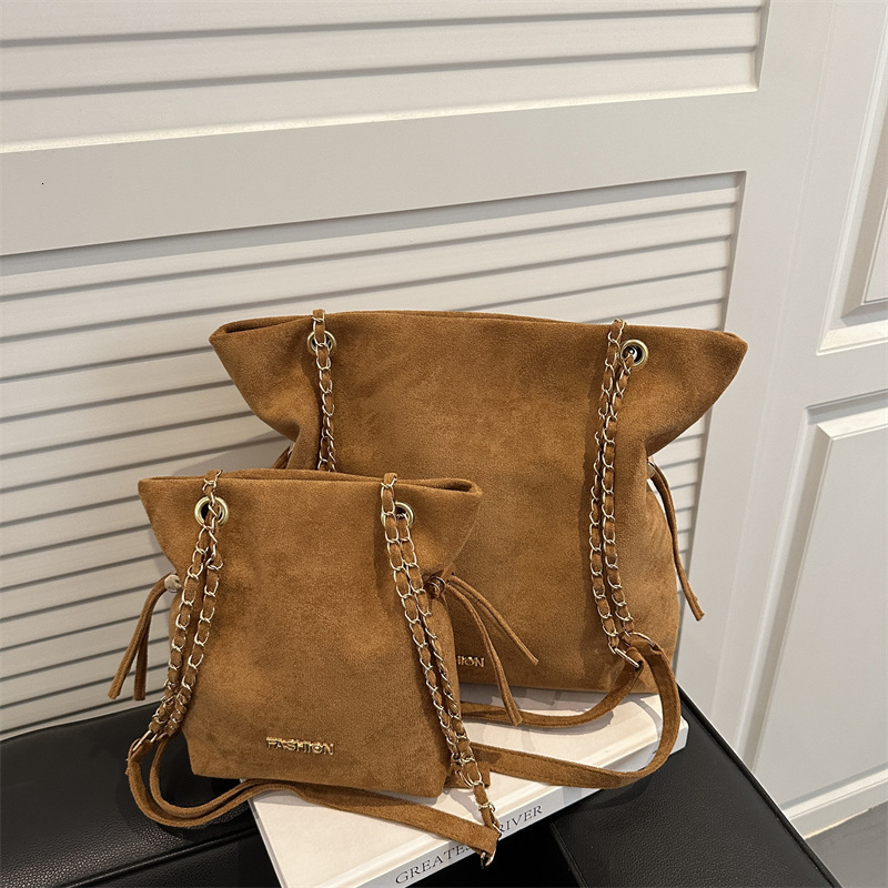 Winter new fashionable and elegant niche design handbag, matte suede retro luxury style women's shoulder bag, trendy designer bag