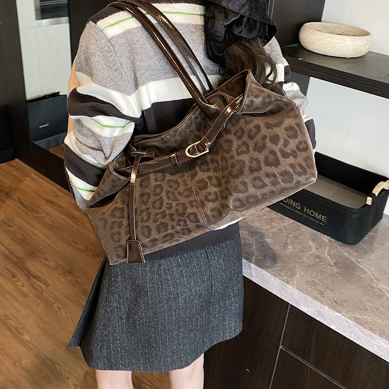 Free shipping designer bag Tote Bag for Women New Large Capacity Commuting Versatile Casual Stylish Single Shoulder Underarm Bag