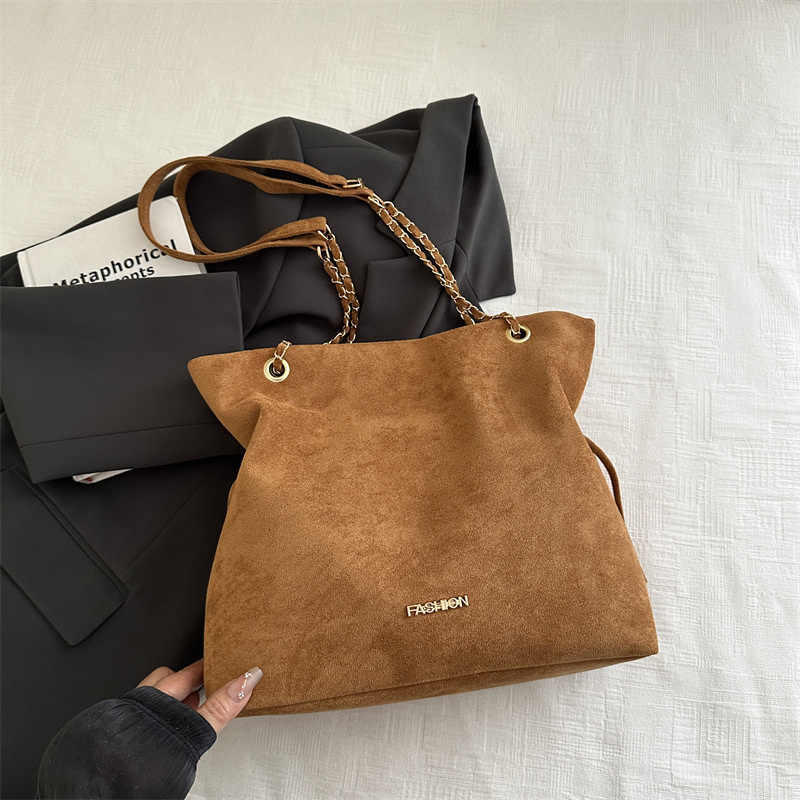 Winter new fashionable and elegant niche design handbag, matte suede retro luxury style women's shoulder bag, trendy designer bag