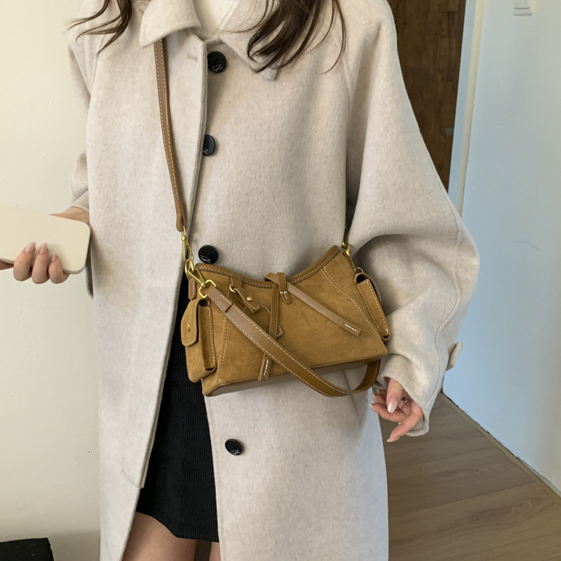 French retro suede underarm bag for autumn and winter, simple and versatile style, elegant and niche design, women's shoulder bag, luxurious desi