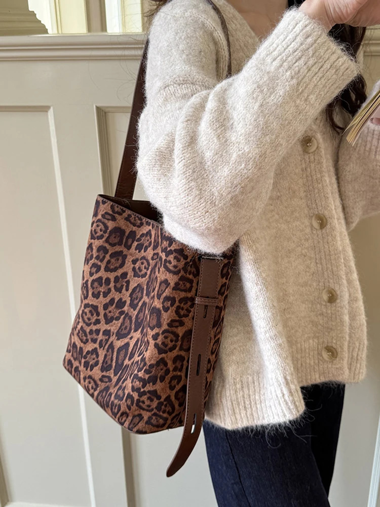 AutumnWinter Retro Suedette Crossbody Bag Large Capacity Shoulder Fashion Daily Womens 251014