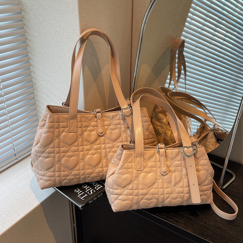 Korean elegant style fashionable heart-shaped handbag autumn and winter new item versatile simple style trendy women's shoulder bag luxurious des