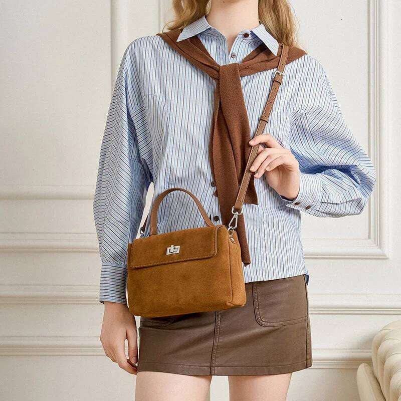 Fashionable Cowhide Shoulder Bag, a new niche high-end genuine leather single-shoulder handbag for office workers.
