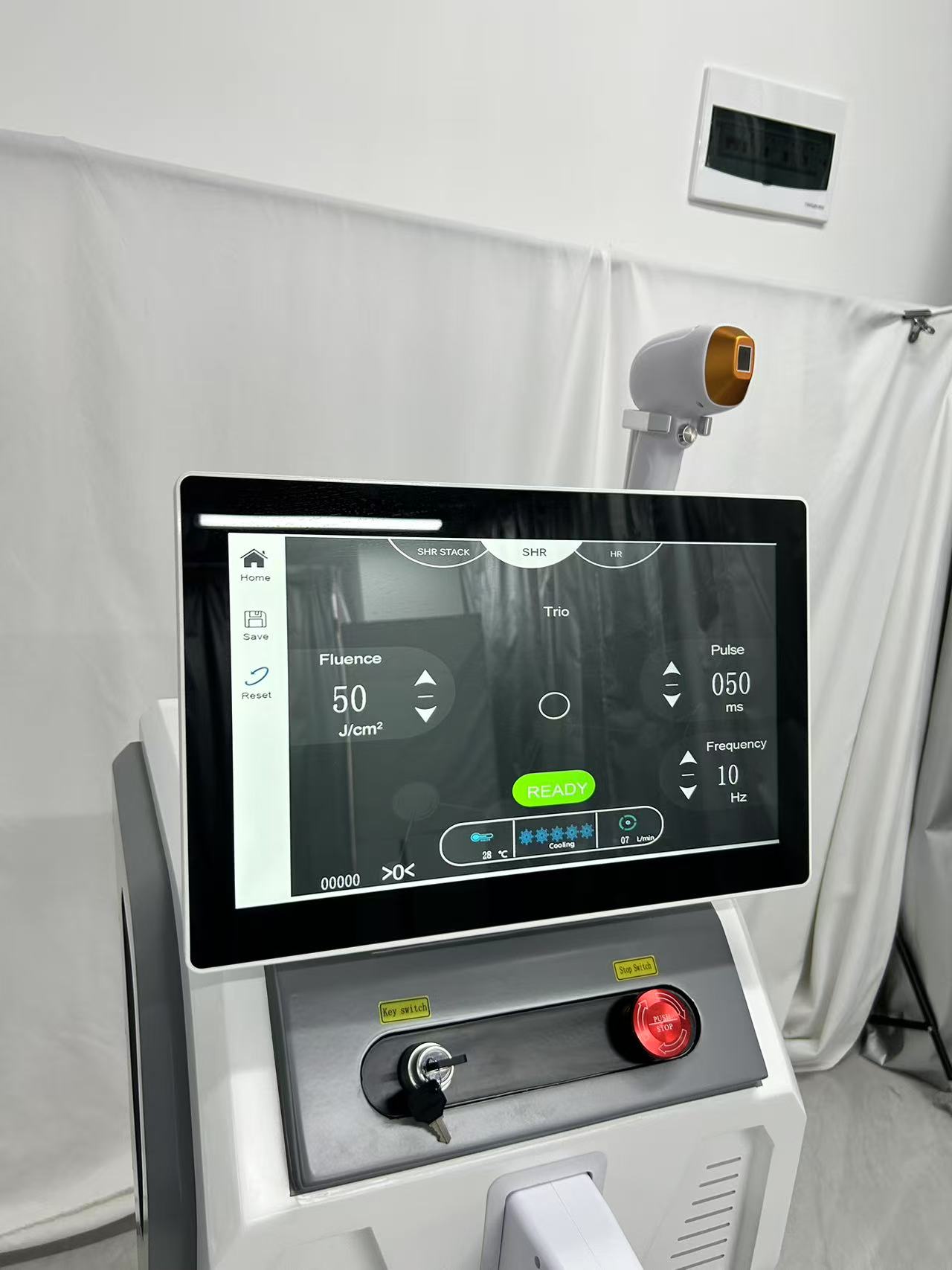 Professional 808nm Diode Laser Hair Removal Device With Cooling Technology Ice Tip Painless Treatment For Women and Men Body Face