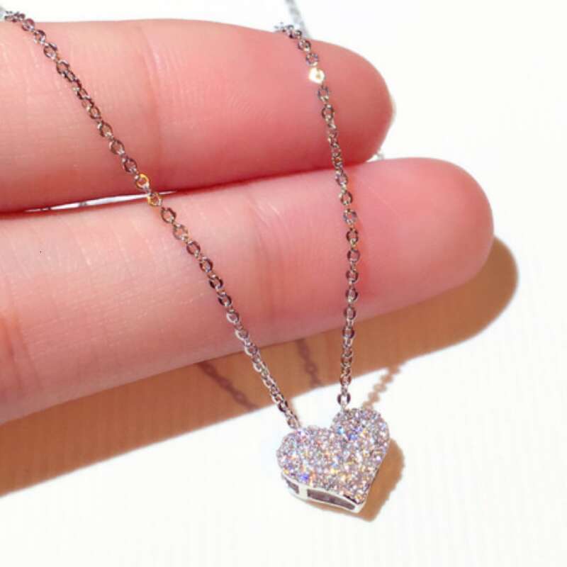 Pendant Designer luxury necklace Trend Super Shiny Zircon Heart-shaped Elegant Collarbone Short Necklace N00405