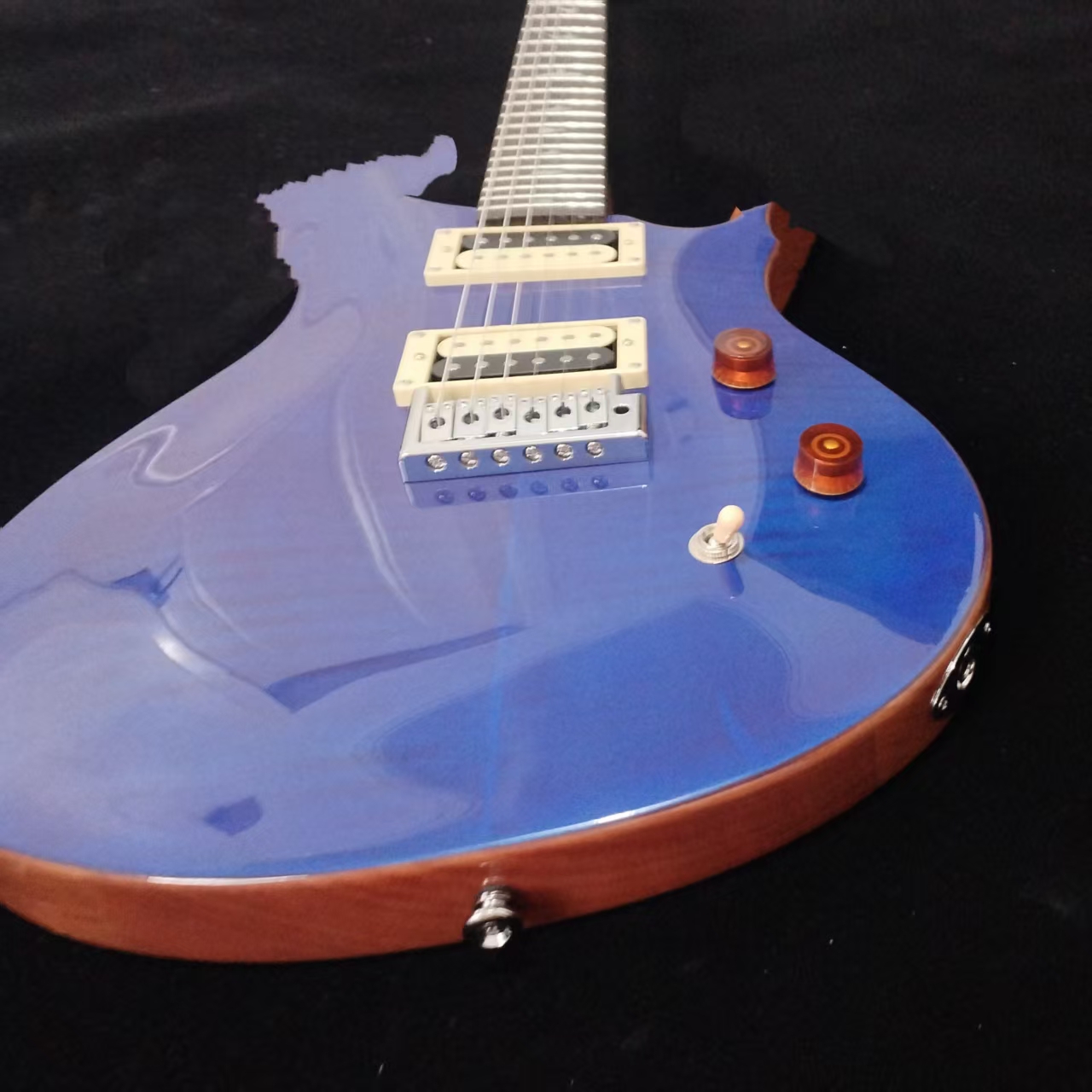 Purple tiger-patterned design, electric guitar with a rosewood body; the sound is rich and full; for more details and images, please contact customer 