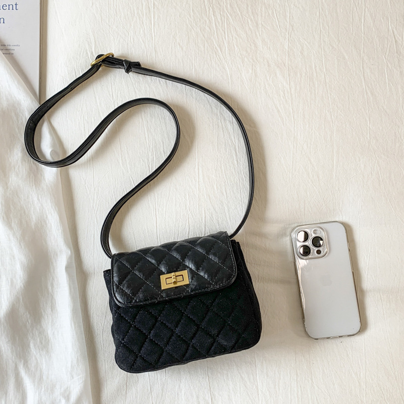 new Free delivery designer shoulder bag Simple handbag with solid color design essential for daily commuting