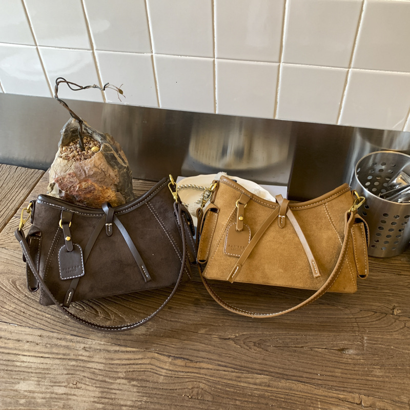 French retro suede underarm bag for autumn and winter, simple and versatile style, elegant and niche design, women's shoulder bag, luxurious desi