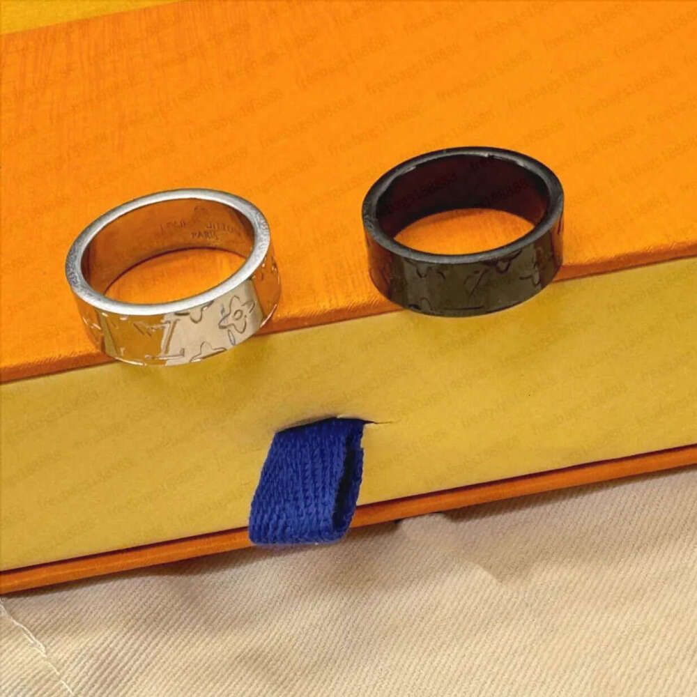 10A Titanium Steel Brand Designer ring V-letter Ring Clover Classic Couple Four Leaf Pattern Pair Love Letter Band Rings