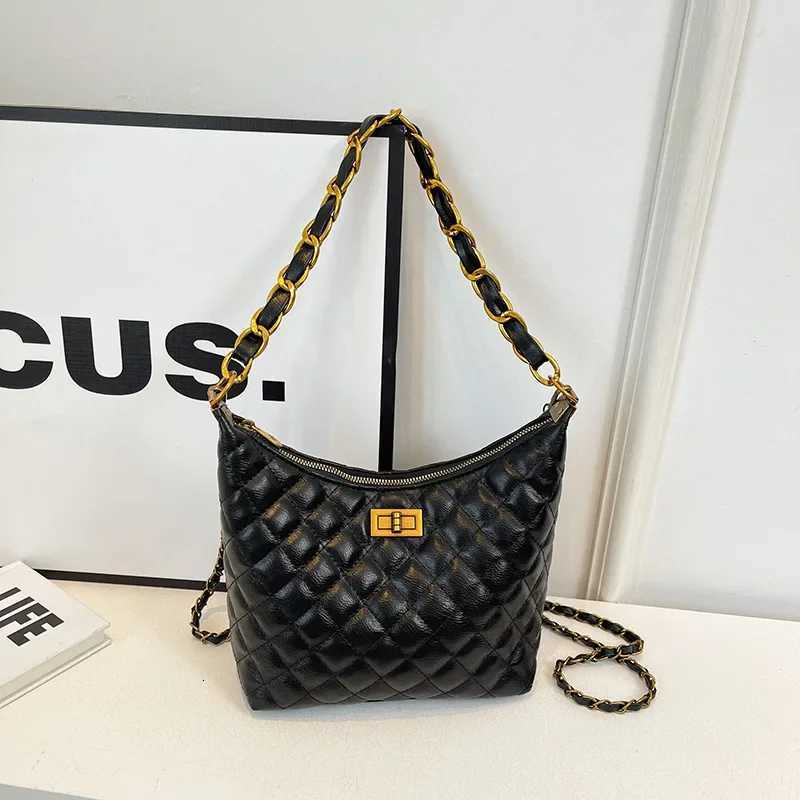 Elegant Tote Bag For Ladies Made Of Soft Leather Spacious And Classic By Luxury Brand With Sturdy Handles11 D251027