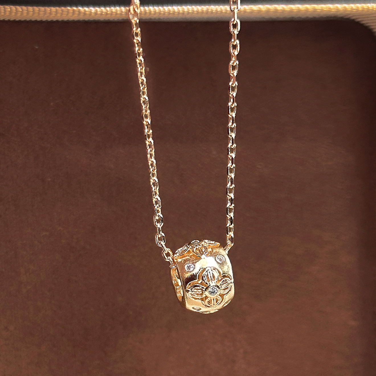 TaiYang New Gold Plated Copper Circle Clover Pendant Necklace, Floral Royal Inspired Adjustable Collarbone Chain for Women