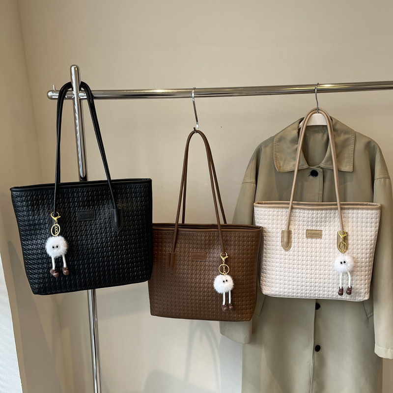 Free shipping designer bag Casual Commuting Bag for Women Large Capacity New Spring Summer Versatile Shoulder Bag Fashionable Tote Bag