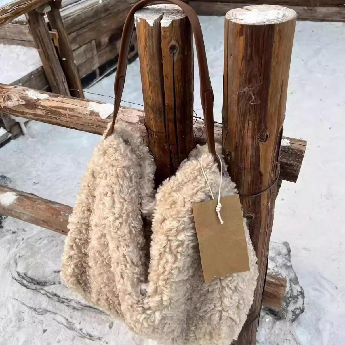 Designer's autumn and winter new wool handbag, loose plush shoulder bag, large capacity fluffy crossbody bag