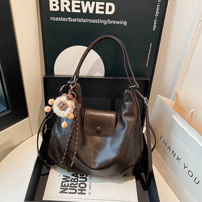 Free shipping designer bag Autumn and Winter New Large Capacity Shoulder Tote Bag Fashion Niche Design High-end Versatile Crossbody Bag