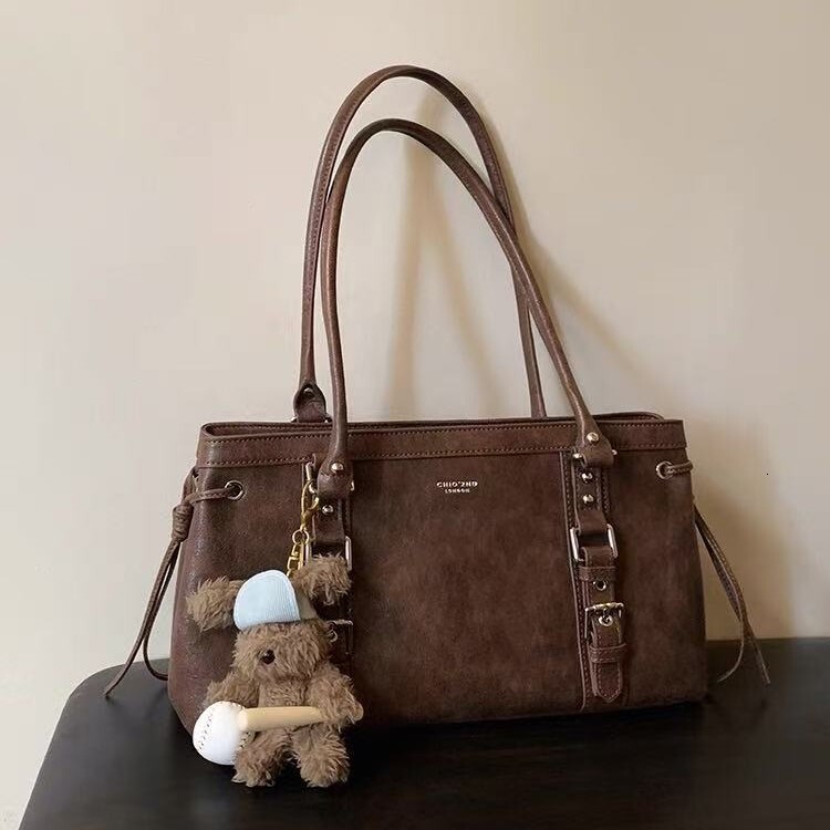 Designer's new women's autumn/winter retro large capacity handbag, fashionable shoulder bag