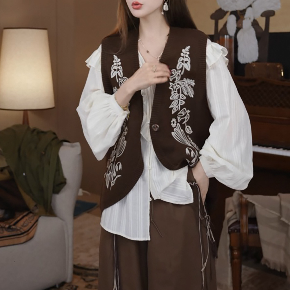 Autumn designer fashion new item sesame jacquard thousand needle embroidery knitted vest retro sleeveless cardigan layered jacket