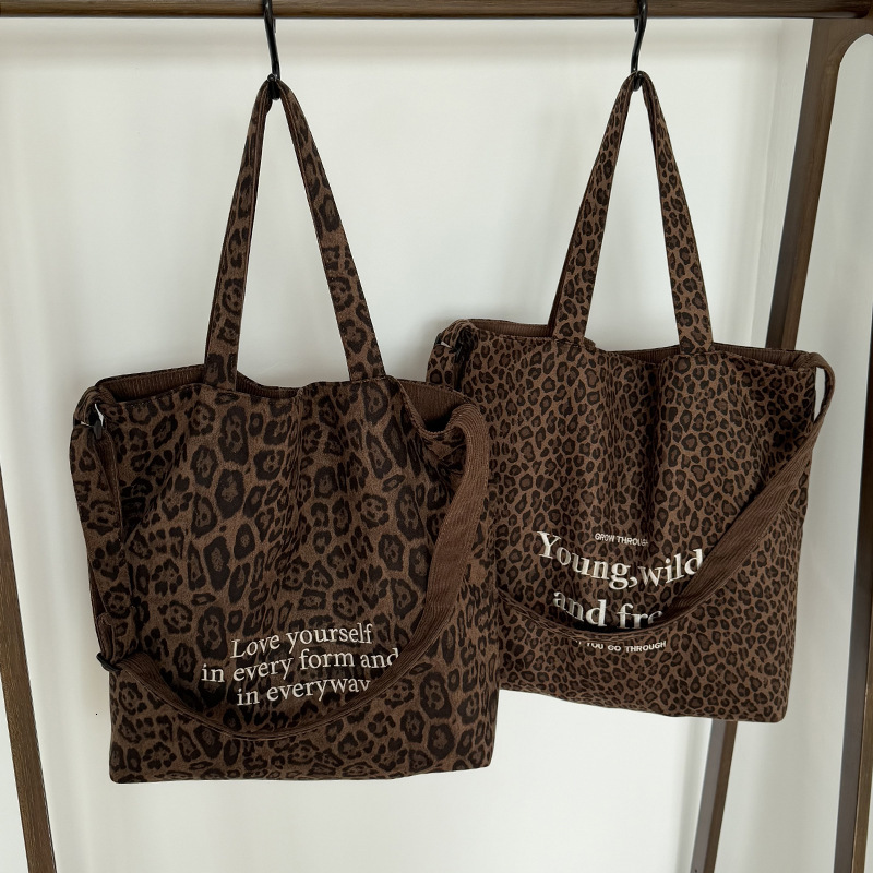 Designer leopard print handbag, high-end large capacity armpit bag, autumn and winter new fashionable and cute women's commuting bag
