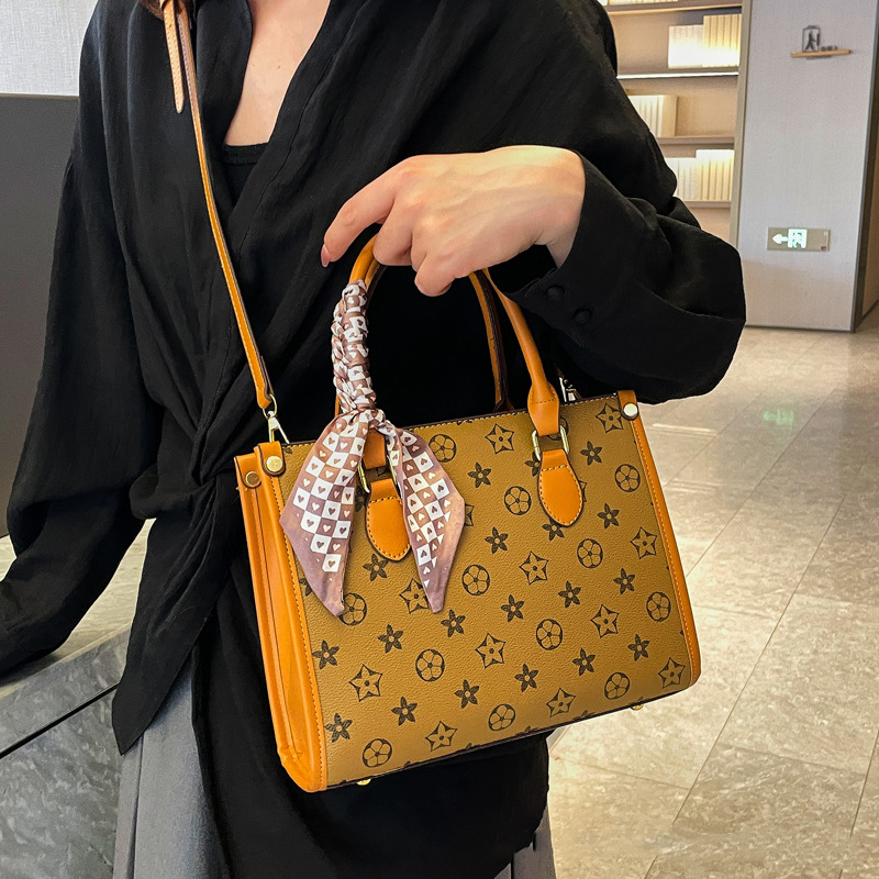 Designer bag 2025 new cross body bag with retro texture tote bag large capacity printed casual handbag for women khaki coffee