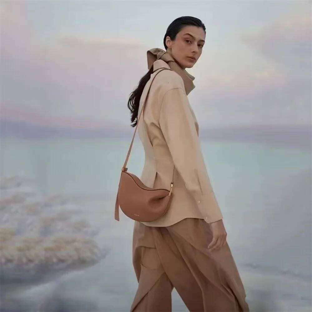 2025 New Pea-Shaped Tote Soft Leather Premium Commuter Shoulder & Handheld Dual Use Minimalist Pleated Design Bag