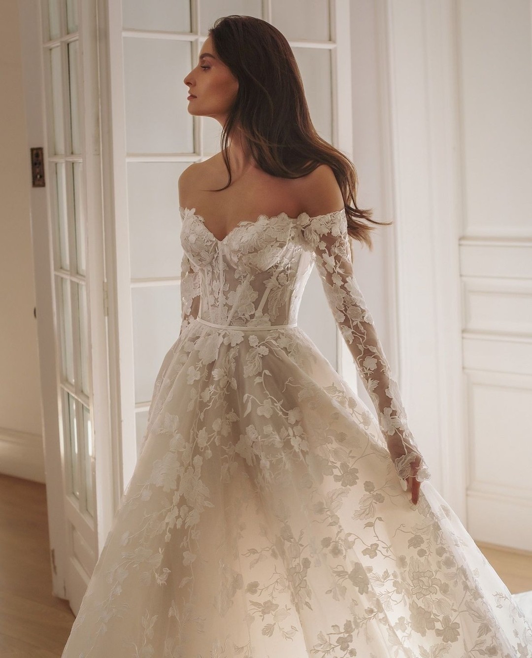 Elegant Flower Lace Wedding Dresses A Line Off Shoulder Bridal Gowns Long Sleeves Sweep Train Custom Made Garden Castle Dresses