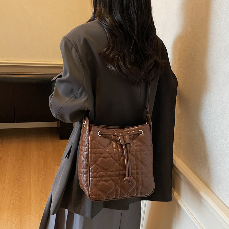 Fashionable large capacity underarm bag with drawstring design, bucket bag, autumn and winter new item, heart-shaped design, women's shoulder bag