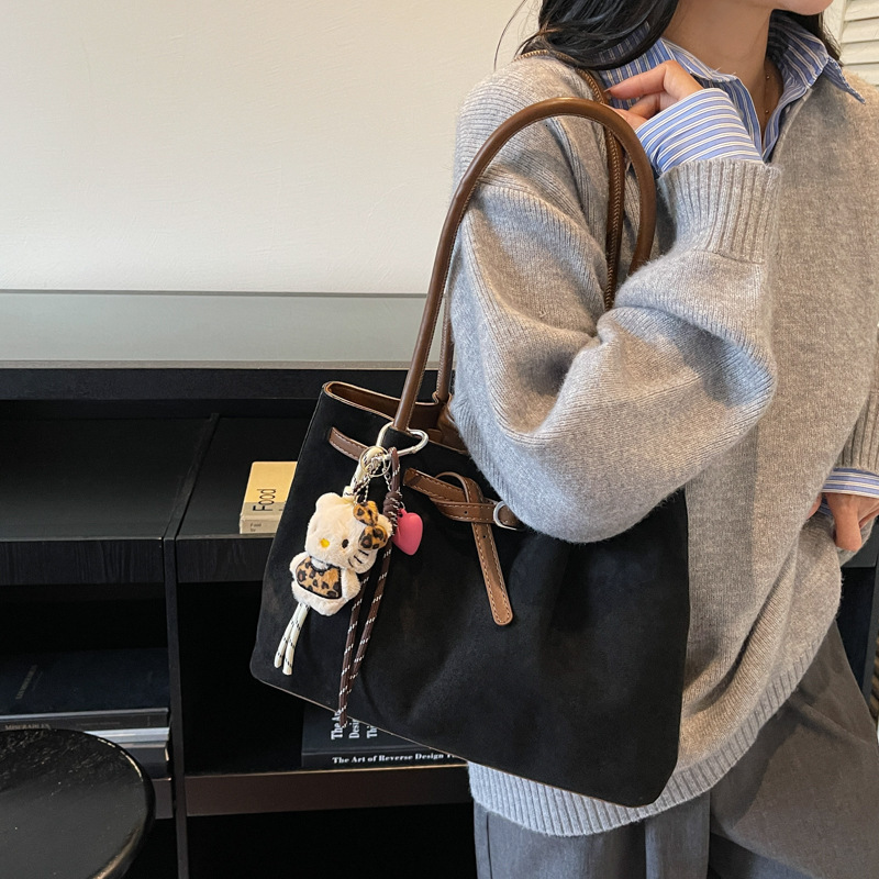 Designer Women's Velvet Bread Large Capacity Autumn/Winter New Style Fashion Versatile Matte Retro Shoulder Bag Commuter Handbag