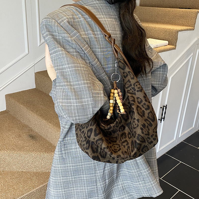 Free shipping designer bag Simple Horn Bag for Women New Fashion Versatile Casual Crossbody Bag Large Capacity Single Shoulder Dumpling Bag