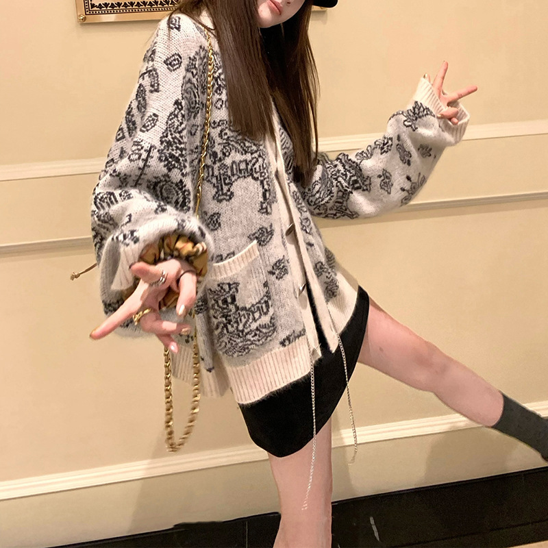 Designer clothing, fashionable heavy-duty craft sweater jacket, artistic jacquard raccoon wool knitted cardigan