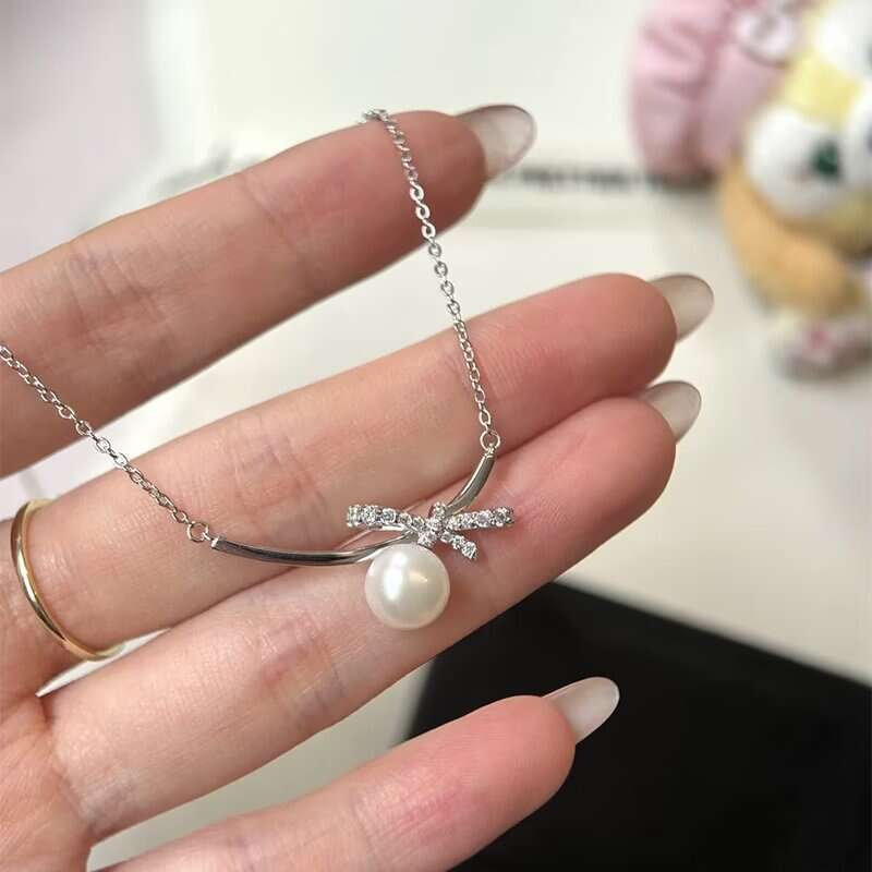 Pendant Necklace Designer Exquisite Sweet Freshwater Pearl Necklace for Women Smile Bowknot Gentle Temperament Collarbone Chain Trendy