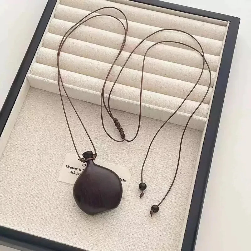 Vintage Brown Black Color Wood Flagon Long Pendant Necklaces Adjustable Rope Chain Sweater Chain for Women Birthday Gift 251020