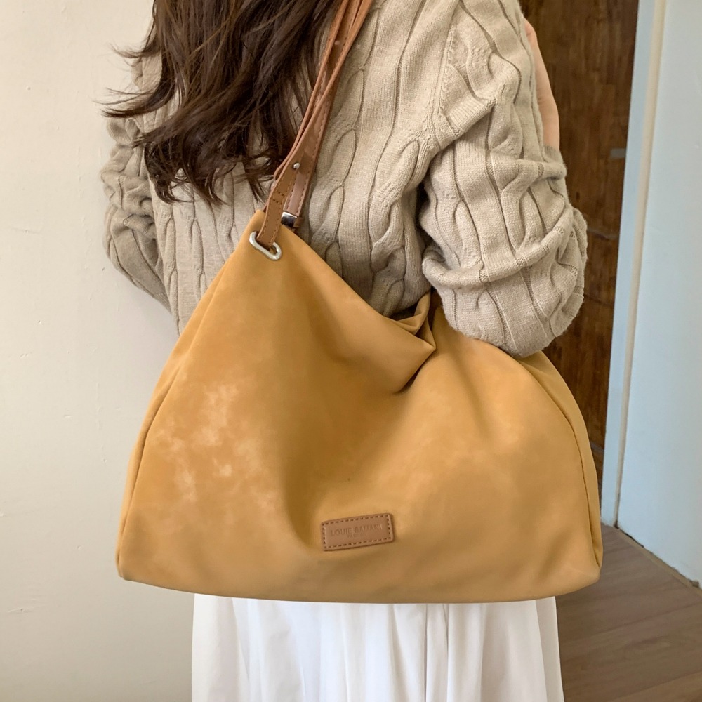 Large-Capacity Womans Premium Tote Versatile Retrospective Design with Comfortable Arm Pit Fit & Elegant Accessorized Clasp