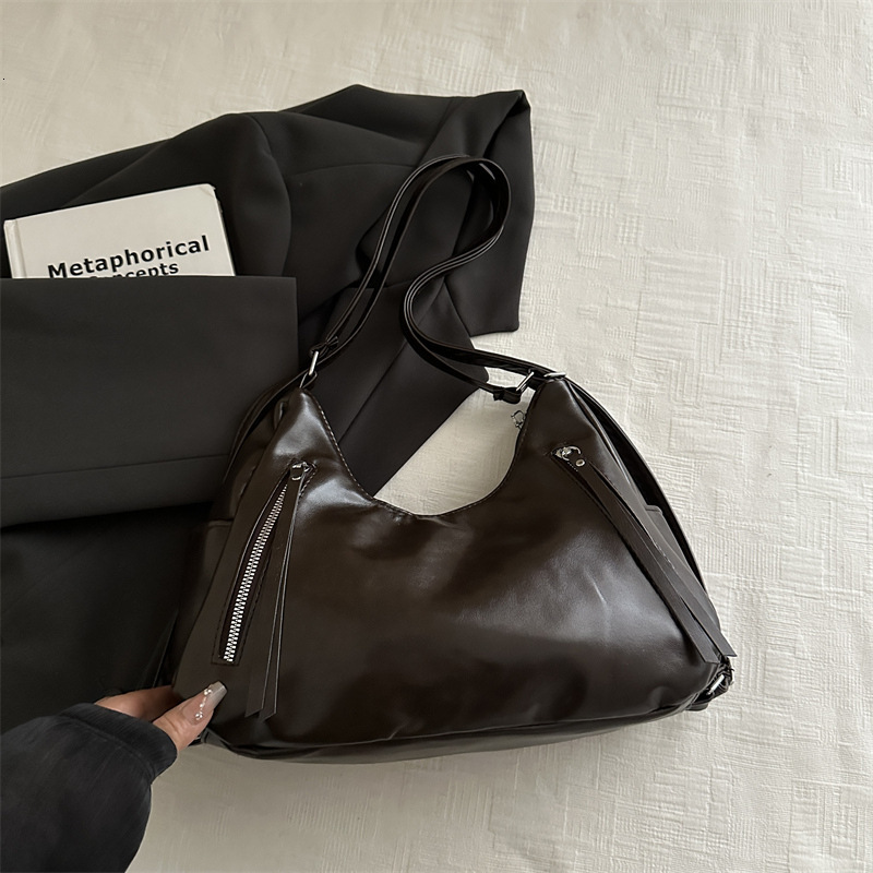 Winter new retro fashion women's handbag with simple Korean style niche design, luxurious texture, armpit bag, elegant designer bag