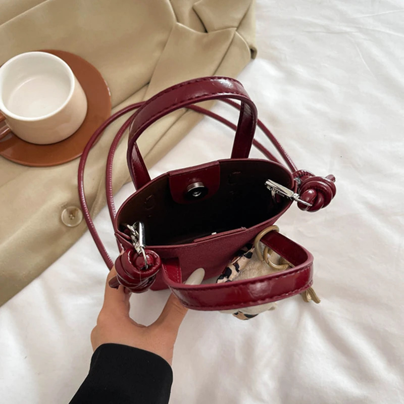 Retro Niche Leopard Print Bag Womens Autumn and Winter Versatile Messenger Bag Super Fire Suede Mobile Phone Small Square Bag 251027