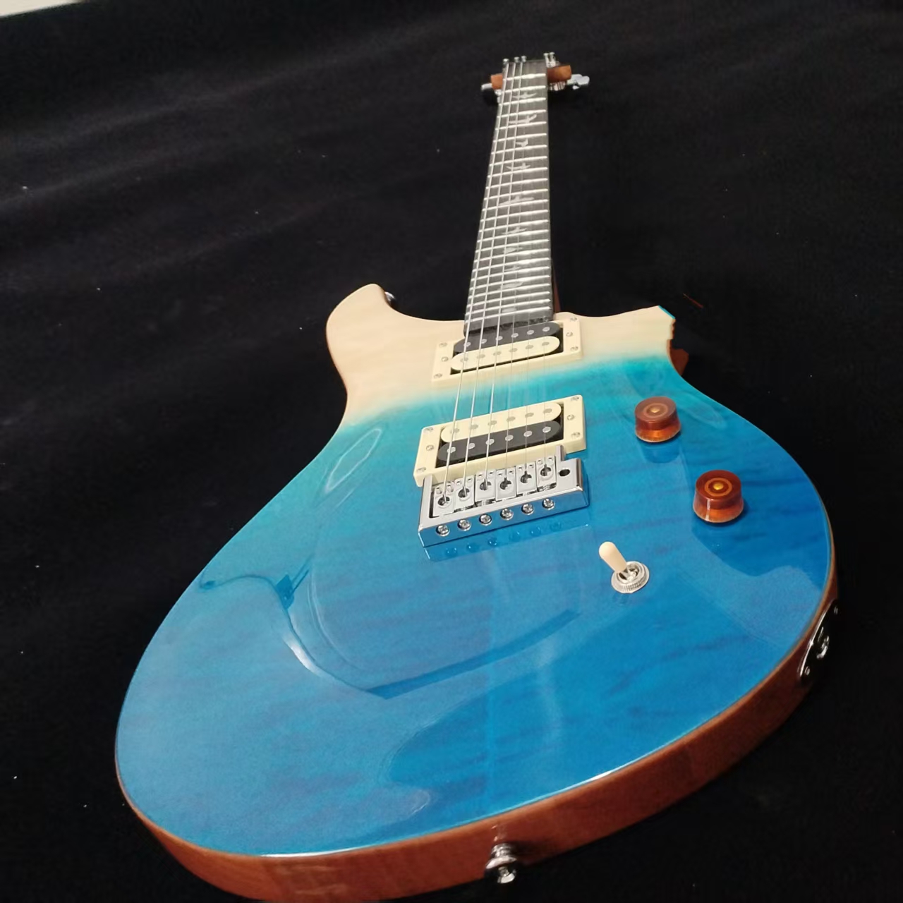 Gradient-colored, irregular-shaped electric guitar with a rosewood body; the sound is rich and full; for more details and images, please contact custo