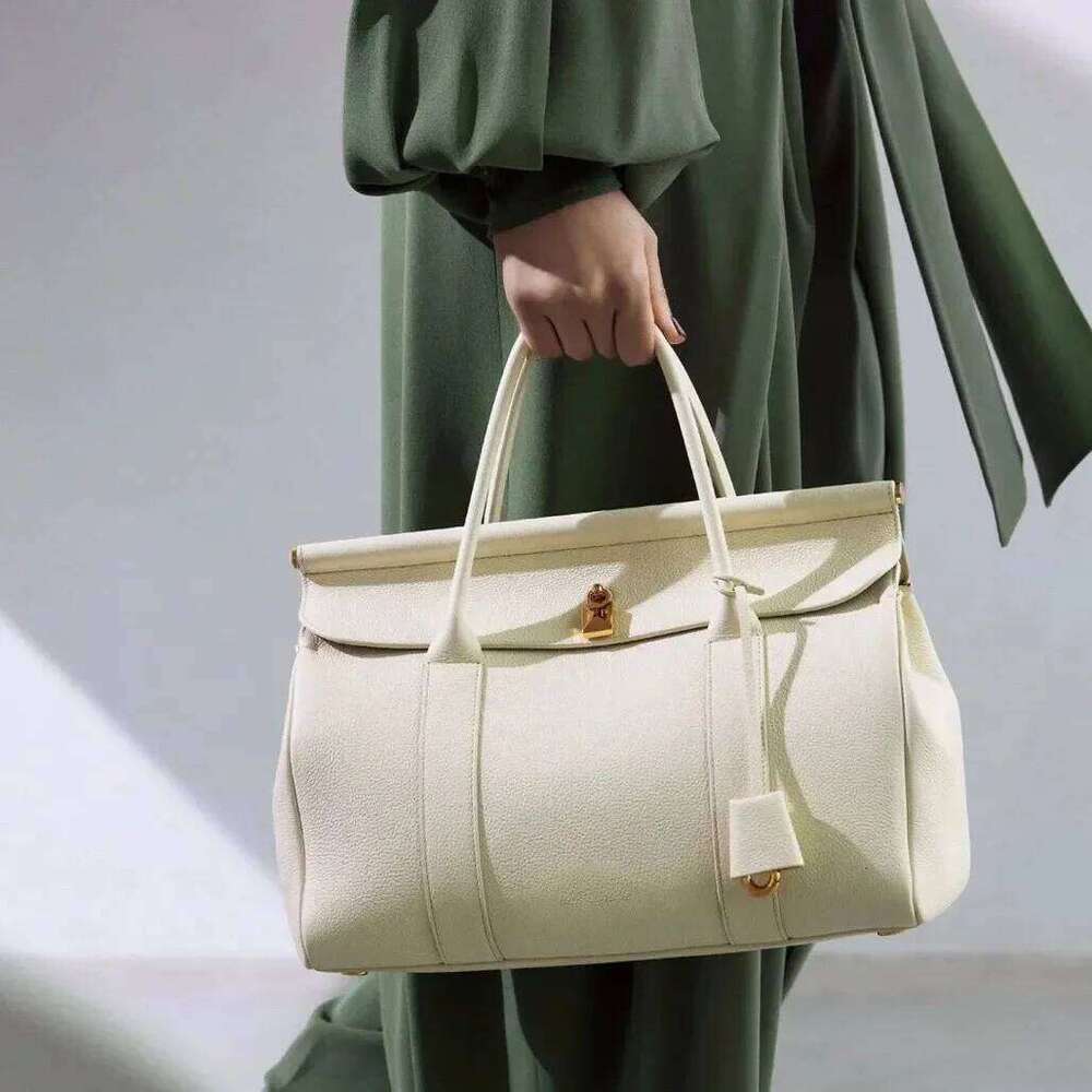 DSGUTWO Large Capacity Shoulder Tote Bag Grainy Leather Handbag For Travel Soft Shape From Mainland China