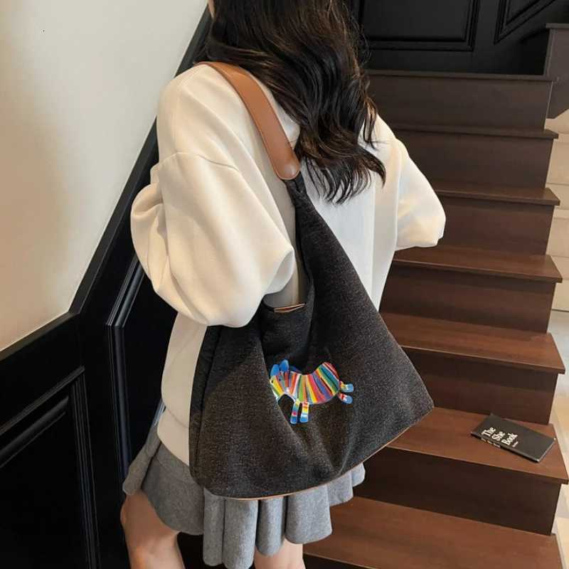 Fashionable Denim Large Capacity Shoulder Bag with Cartoon Print for Casual and Retro Style Crossbody Bag Y251027