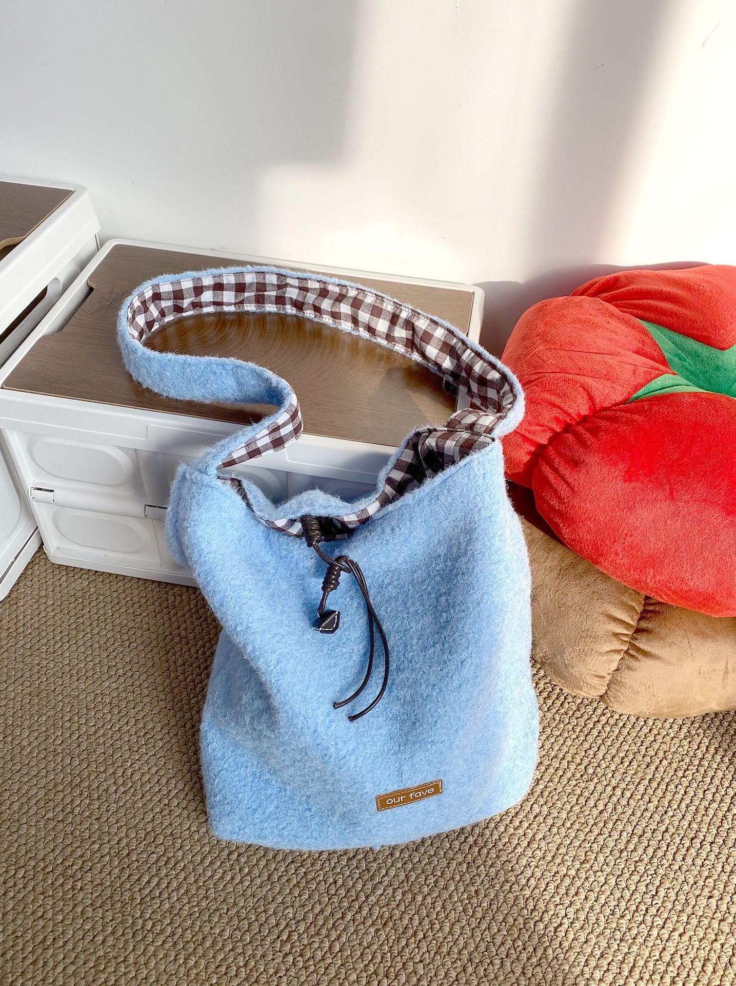 Designer's autumn and winter new soft plush bucket bag, single shoulder crossbody bag, large capacity double-sided cloth bag