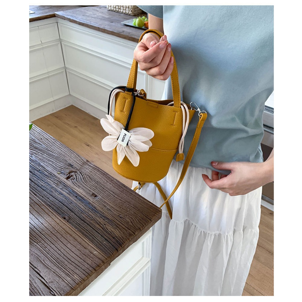 Trendy Minimalist Ladies' Clutch with Adjustable Strap | Chic Accessory Perfect For Any Occasion