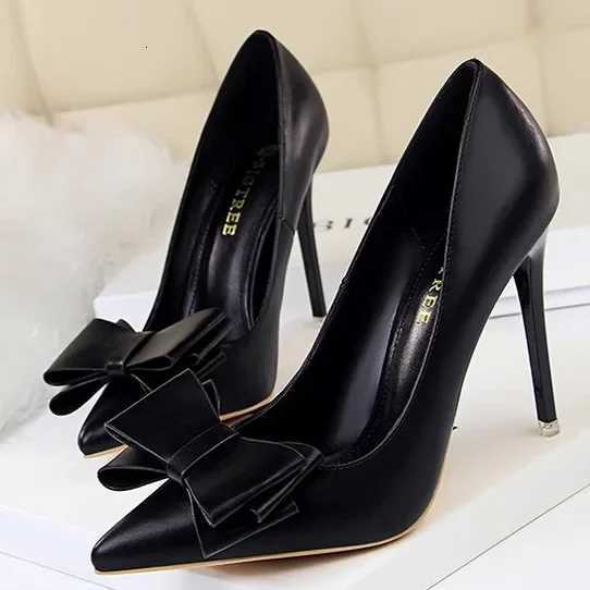 2025 New Luxury Womens High Heels with Side Empty Thin Heels and Pointed Toes High Quality Temperament Lacquer High HeelsXJ251027