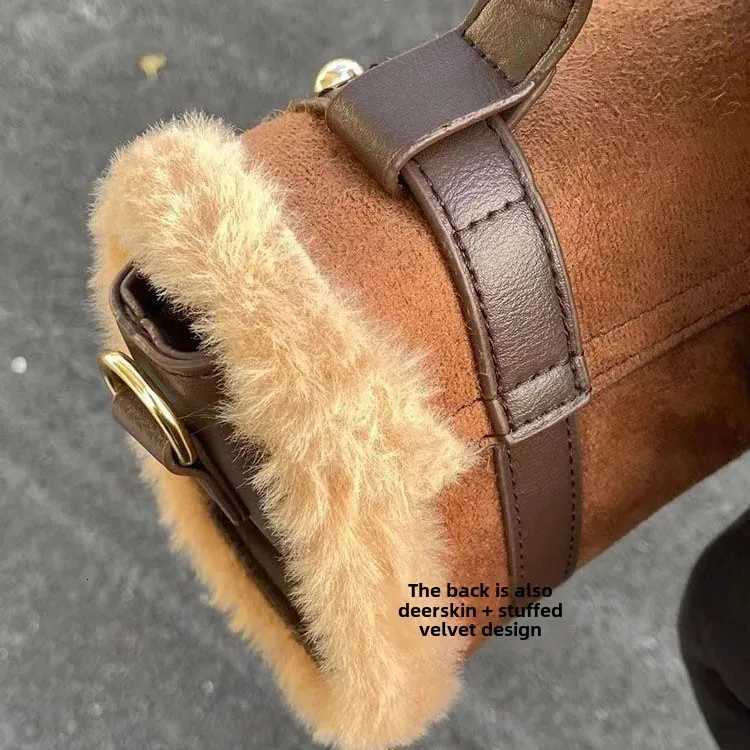 2024 New HighEnd Feelins AutumnWinter Niche Crossbody Bag Womens Versatile CambSmall Square Bag Y251027