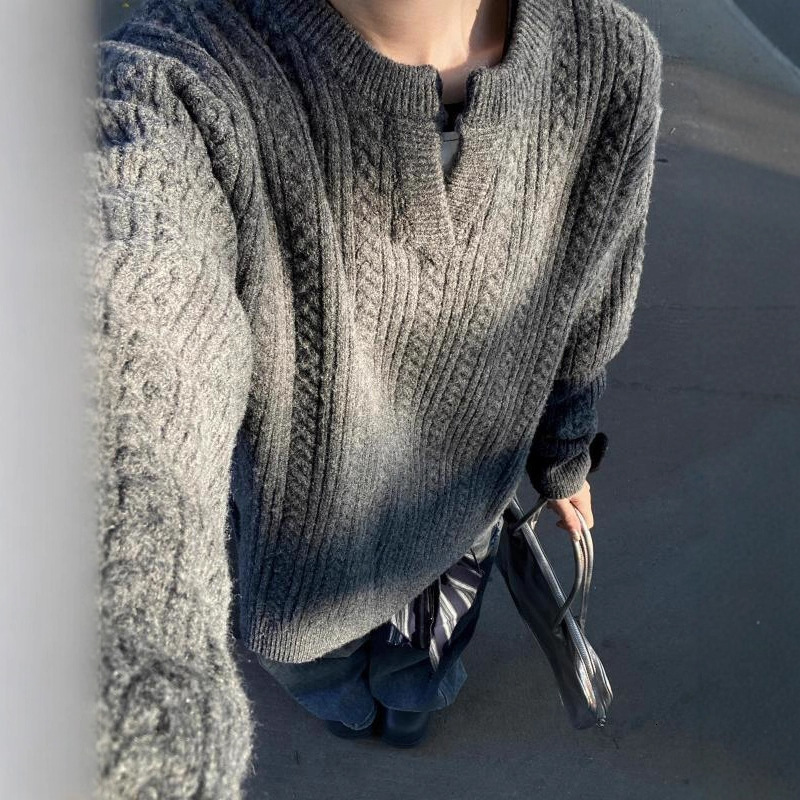 Designer Sweater Trendy American Style Cable Knit Sweater For Men Winter High-end Layering Henry V-neck Knitted Base Shirt