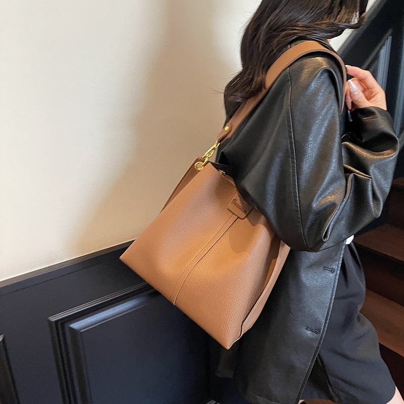 Free shipping designer bag Large Capacity Bucket Bag for Women New Fashionable Autumn Versatile Wide Strap Shoulder Bag Simple Textured Crossbody Bag