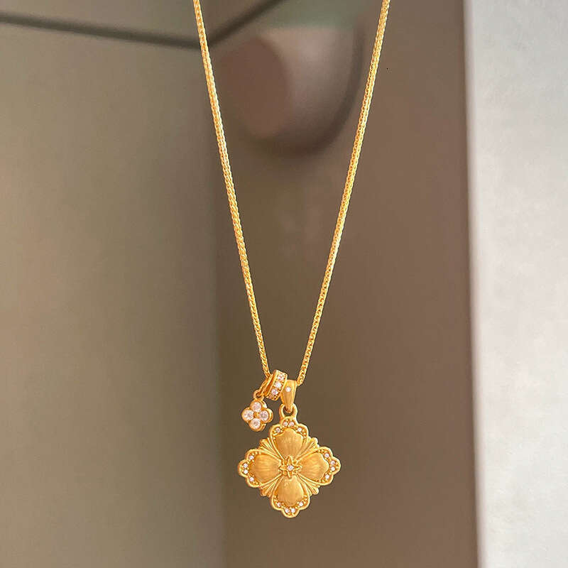 Traditional Four-Leaf Clover Pendant Light High-End Necklace Accessory Exquisite Style