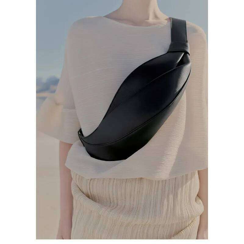 New Large Capacity Pillow Shaped Personalized Niche Travel Smooth Cowhide Crossbody Bag